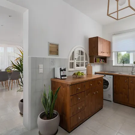 Aelia House Haraki